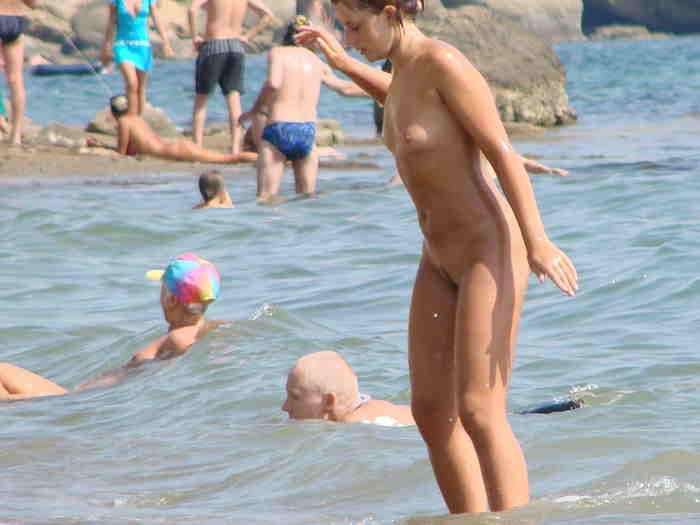 jeune fille nue sur la plage doctoresse lesbienne jeune fille nue sur la plage doctoresse lesbienne